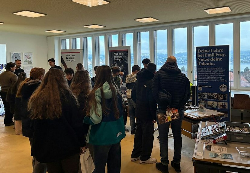 Messestand und Mercedes-Benz Fahrzeug