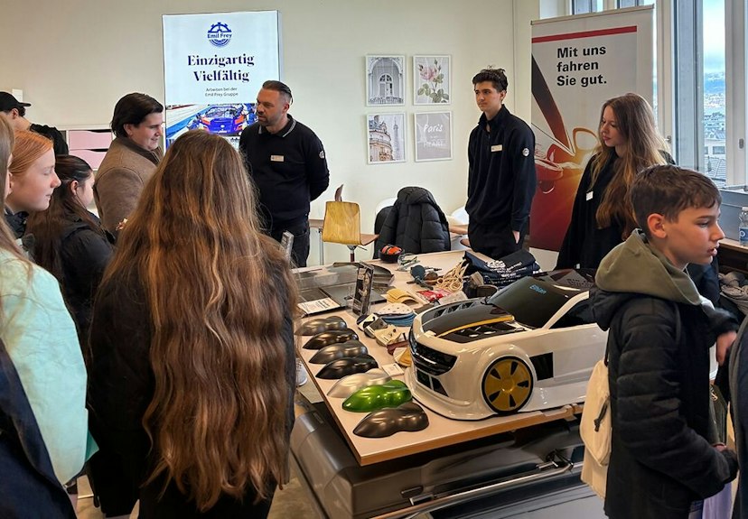 Messestand und Mercedes-Benz Fahrzeug