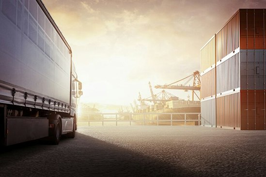 Lkw in einem Hafen