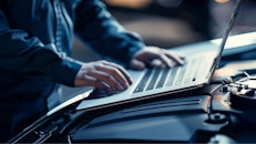 Service Mitarbeiter am Laptop in der Werkstatt