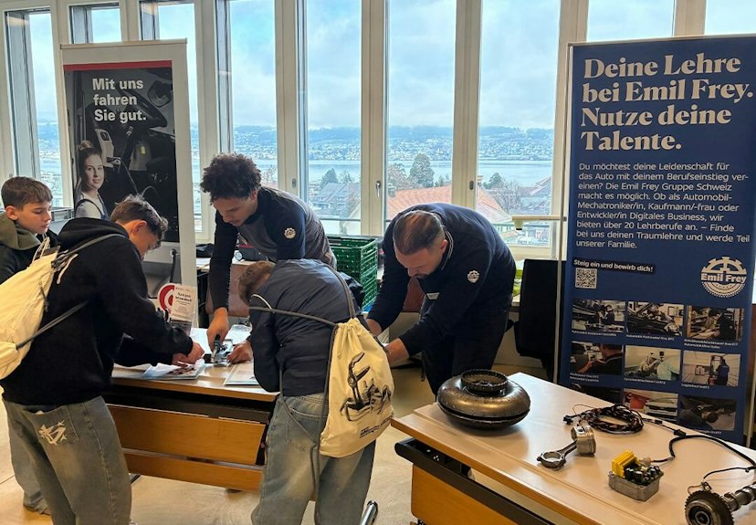 Messestand und Mercedes-Benz Fahrzeug